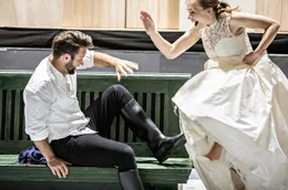 Die junge Louise (Elsa Dreisig) und ihr Geliebter Julien (Adam Smith) in der Neuinszenierung von Gustave Charpentiers Opernerfolg &bdquo;Louise&ldquo;
