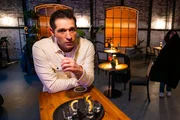 Deniz (Igor Dolgatschew) wird mit den bleibenden Konsequenzen seines Imageschadens konfrontiert. Deniz (Igor Dolgatschew) wird mit den bleibenden Konsequenzen seines Imageschadens konfrontiert.