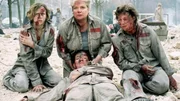 R&uuml;ckblick: (v.li.) Fisch (Aline Staskowiak), Uschi (Barbara Freier) und Melanie (Sigrid M. Schn&uuml;ckel) k&uuml;mmern sich um Walter (Katy Karrenbauer, vo.), die bei der Bombenexplosion schwer verletzt wurde.