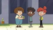 Als Geste und Zeichen der Freundschaft &uuml;berreicht Quentin, Taylor und Tommy einen Frosch.