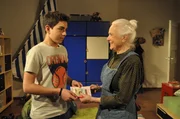 Theresa bittet Felix, ihren Tippschein abzugeben. Von links: Felix Kramer (Shayan Hartmann) und Theresa Brunner (Ursula Erber).