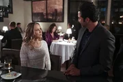 Jack Sloane (Maria Bello, l.) ist unterdessen auf einem Date, als sie eine traumatische Begegnung mit Nigel Hakim (Pej Vahdat, r.) hat ...