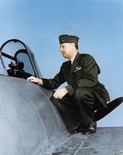 Commander Clarence Wade McClusky, Jr., USN Posiert am Cockpit eines Grumman F4F &bdquo;Wildcat&ldquo;-J&auml;gers auf der Naval Air Station, Alameda, Kalifornien, am 6. Februar 1943.