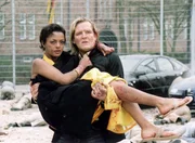 R&uuml;ckblick: Johnny (Sascha Gluth) hat Wilhelmina (Dennenesch Zoude) in Sicherheit gebracht.
