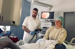 Der Internist Mohamed Cherbagi stammt aus Syrien. Seit 2017 arbeitet er im Kreiskranhaus Freiberg in Sachsen. Magen- und Darmspiegelungen geh&ouml;ren zu seinem Klinikalltag.