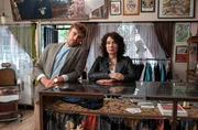 Lustiger Laden: In dem Tattoo-Studio gibt es f&uuml;r Nils Sanchez (Enrique Fi&szlig;, l.) und Harry M&ouml;ller (Maria Ketikidou, r.) auch abseits ihrer Ermittlungen einiges zu entdecken.