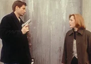 Mulder (David Duchovny, l.) und Scully (Gillian Anderson, r.) dringen in einen stillgelegten Raketensilo in North Dakota ein, weil sie dort Krycek vermuten.