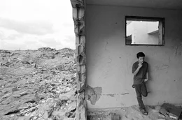 Gaza, Oktober 2003: ein pal&auml;stinensischer Jugendlicher in den Tr&uuml;mmern eines Hauses an der Grenze zwischen einer israelischen Siedlung und dem Lager Khan Yunis
