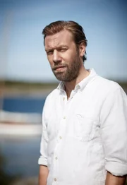 Erneuter Einsatz auf Sandhamn: Thomas (Jakob Cedergren) ermittelt im Fall des ermordeten Anwalts Oscar Juliander.
