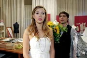 Hannah (Laura Osswald, l.) genie&szlig;t das Bem&uuml;hen von Bruno (Tim Sander, r.) um ein Date ...