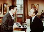 Um das h&uuml;bsche Revuegirl Amanda zu erobern, legt sich Jean-Marc Clement (Yves Montand, l.) kr&auml;ftig ins Zeug. Er nimmt sogar Gesangsunterricht bei Bing Crosby (r.) pers&ouml;nlich ...
