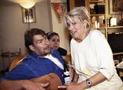 Rita (Gaby K&ouml;ster, r.) graust es schon vor den reichen Eltern von Markus' Freund. W&auml;hrend Gisi (Franziska Traub, hinten) sich auf die Bekanntschaft der Niederl&auml;nders freut, versucht Frank (Frank Vockroth) zu vermitteln.