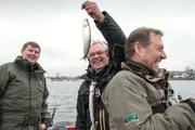 NDR Experte Horst Hennings mit einer Heringsdoublette. Auch beim Moderator Heinz Galling hat's gebissen.