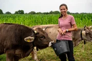 Katharina Förg zusammen mit ihrer Kuh. Katharina Förg zusammen mit ihrer Kuh.