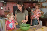Joana Fabre und Davide Fabbri kochen mit ihren Kindern gef&uuml;llte Zucchinibl&uuml;ten.