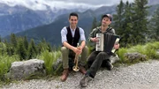 Dominik Gl&ouml;bl (links) mit dem Musiker Maximilian "Maxi" Pongratz.