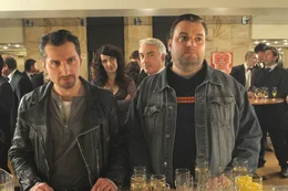 Max (Christoph M. Ohrt, hinten 2.v.r.) hat Elena (Clelia Sarto, hinten 2.v.l.) zu einem Konzert eingeladen. Seine Kollegen Hazim (Tim Seyfi, l.) und Dicker (Christoph Hagen Dittmann, r.) f&uuml;hlten sich ebenfalls gleich angesprochen und begleiten das Paar. Doch gleichzeitig sind auch Kristin und Lukas unter den Konzertbesuchern - der Zwillings-Coup droht aufzufliegen ...