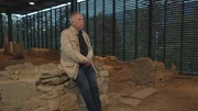Ausgräber Franz Glaser vor seiner Ausgrabung der Bischofskirche von Teurnia in St. Peter in Holz.