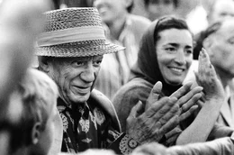 Picasso und seine Ehefrau Jacqueline bei der Corrida in Fr&eacute;jus 1966