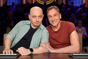 Rateteam-Kapit&auml;n Bernhard Ho&euml;cker (l.) und Schauspieler Andr&eacute; Hennicke (r.) bilden ein Rateteam.