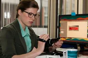 Toni (Michèle Fichtner) entdeckt entsetzt, das die wichtigen Aufnahmen vom Vorabend nicht auf der Kamera gespeichert worden sind. Toni (Michèle Fichtner) entdeckt entsetzt, das die wichtigen Aufnahmen vom Vorabend nicht auf der Kamera gespeichert worden sind.