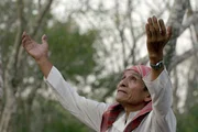 Maya Don Gilberto Chayax Huex bei der Aus&uuml;bung einer rituellen Praktik in San Jos&eacute;, Guatemala