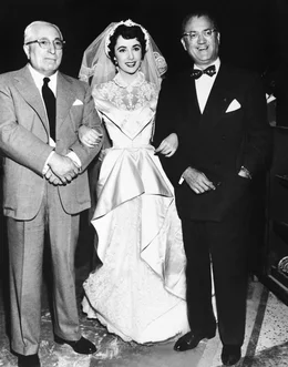 v.li.: Filmproduzent Louis B. Mayer, Elizabeth Taylor und Variety Journalist Abel Green am Set des Films "Der Vater der Braut/Father of the Bride", 1950.