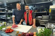 Viele L&auml;nderk&uuml;chen zelebrieren ihre ganz eigene Version des Fleischb&auml;llchens. Bj&ouml;rn Freitag (l) mit Serhat Cokgezen. Sie bereiten gemeinsam t&uuml;rkische K&ouml;fte zu.