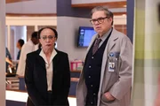 S. Epatha Merkerson als Sharon Goodwin, Oliver Platt als Dr. Daniel Charles S. Epatha Merkerson als Sharon Goodwin, Oliver Platt als Dr. Daniel Charles