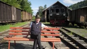 Gert Schneider vor seiner Museumsbahn. Gert Schneider vor seiner Museumsbahn.