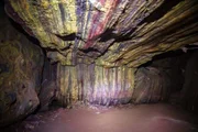 Die Insel Hormuz ist ein tropfenf&ouml;rmiges Eiland zwischen Iran und der Musandam-Halbinsel. Die Iraner nennen sie &bdquo;Regenbogeninsel&ldquo;, weil ihre Landschaft in leuchtenden Rot-, Orange- und Gelbt&ouml;nen gehalten ist.
