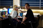Garcia (Kirsten Vangsness, l.) vermutet, dass Scratch das Team abh&ouml;rt und jeden Schritt der BAU verfolgt. Zusammen mit Matt Simmons (Daniel Henney, r.) versucht sie den Psychopathen ausfindig zu machen, denn er hat bei einem Autounfall Prentiss entf&uuml;hrt ...