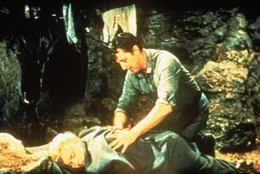V&ouml;llig durchn&auml;sst und ersch&ouml;pft: Matt (Robert Mitchum) und Kay (Marilyn Monroe), die sich bei den aufw&auml;ndigen Dreharbeiten ein Bein brach).