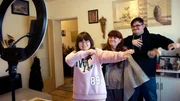 Petra und ihre Kinder Pascal und Selina produzieren ein Video