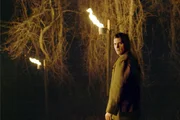 Nachdem der neugierige und rebellische Lucius Hunt (Joaquin Phoenix) die Dorfgrenzen &uuml;berschritten hat, ist der Waffenstillstand zwischen dem Dorf und den namenlosen Kreaturen aufgehoben ...
