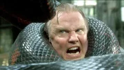 Sarone (Jon Voight) in den F&auml;ngen der Riesenschlange..