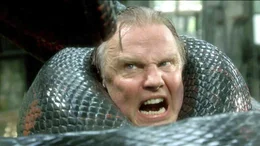 Sarone (Jon Voight) in den F&auml;ngen der Riesenschlange..