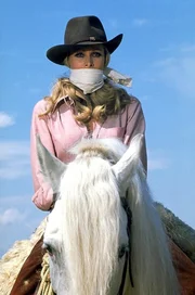 Ursula Andress (Christina).