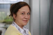 Trixis Mutter Hilde (Ute Lubosch) bringt ihren Mann nach Lansing.
