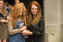 Carrie (Chlo&euml; Grace Moretz) ist mitten in der Pubert&auml;t. Weder von der bigotten Mutter (Julianne Moore), noch von ihren Alterskolleginnen an der Highschool bekommt sie R&uuml;ckhalt.