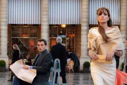 Selbst Elise (Angelina Jolie, r.) wei&szlig; nicht, ob The Englishman (Rufus Sewell, l.) nur ein Handlanger oder der wahre Alexander Pearce ist ...