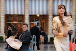 Selbst Elise (Angelina Jolie, r.) wei&szlig; nicht, ob The Englishman (Rufus Sewell, l.) nur ein Handlanger oder der wahre Alexander Pearce ist ...