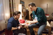Eindringlich bittet Sascha (Alexander Sholti, r.) Paco (Milos Vukovic), Malte nichts von seiner Aff&auml;re mit Britta zu erz&auml;hlen. Doch wird Paco seinen Freund wirklich bel&uuml;gen?