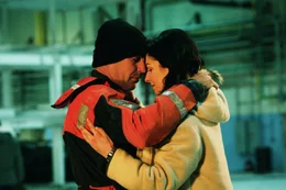 Nachdem bereits seine Ehe mit Helen (Sela Ward, r.) an seinem m&ouml;rderischen Beruf gescheitert ist, nimmt der legend&auml;re Rettungsschwimmer Ben Randall (Kevin Costner, l.) den fatalen letzten Einsatz zum Anlass, den Ausstieg aus dem aktiven Rettungsdienst zu wagen - und ans Trainingszentrum der Coast Guard zu wechseln, wo die Elite der Rettungsschwimmer ausgebildet wird ...