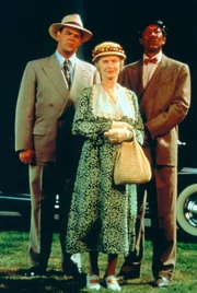 Miss Daisy (Jessica Tandy), ihr Sohn Boolie (Dan Aykroyd) und ihr Chauffeur Hoke Colburn (Morgan Freeman).