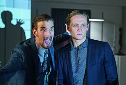 L-R: Bauunternehmer August (Joko Winterscheidt) und Clemens (Matthias Schweigh&ouml;fer) planen ein neues Bauprojekt. Doch dazu m&uuml;ssen sie eine reiche Investorin gewinnen, was gar nicht so einfach ist .
