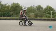 Ein Mann f&auml;hrt auf einem Kinderfahrrad.