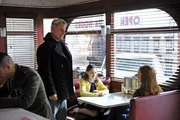 Bei einem Stopp für seinen allmorgendlichen Kaffee findet sich Gibbs (Mark Harmon, 2.v.l.) auf einmal in einem Schusswechsel wieder. In einem Moment großer Gefahr hinterfragt er die wichtigsten Entscheidungen seines Lebens und erinnert sich an seine Frau Kelly (Sam Schuder, r.) und seine Tochter Shannon (Darby Stanchfield, 2.v.r.) ... Bei einem Stopp für seinen allmorgendlichen Kaffee findet sich Gibbs (Mark Harmon, 2.v.l.) auf einmal in einem Schusswechsel wieder. In einem Moment großer Gefahr hinterfragt er die wichtigsten Entscheidungen seines Lebens und erinnert sich an seine Frau Kelly (Sam Schuder, r.) und seine Tochter Shannon (Darby Stanchfield, 2.v.r.) ...