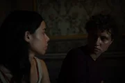 Zoe (Sara Giannelli, links) und Ira (Luna Jordan) teilen einen intimen Moment im Palazzo.