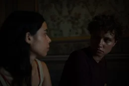 Zoe (Sara Giannelli, links) und Ira (Luna Jordan) teilen einen intimen Moment im Palazzo.